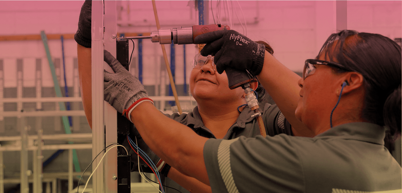 Operarias trabajando con equipo de transformación de plásticos