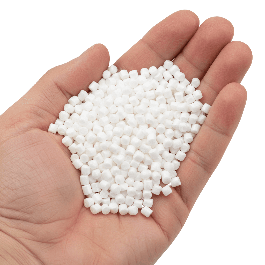 Pellets de plástico en la mano